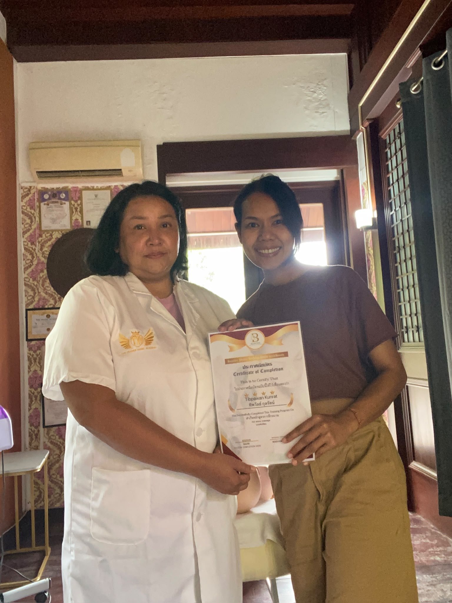 Jib junto a una de sus profesoras de masaje tailandés tradicional en Tailandia
